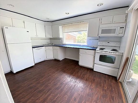 4th image of 62 Sammis St