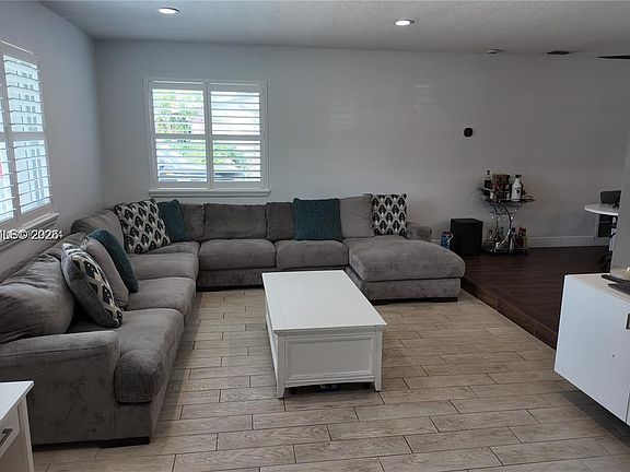 4th image of 4081 Lake Dr