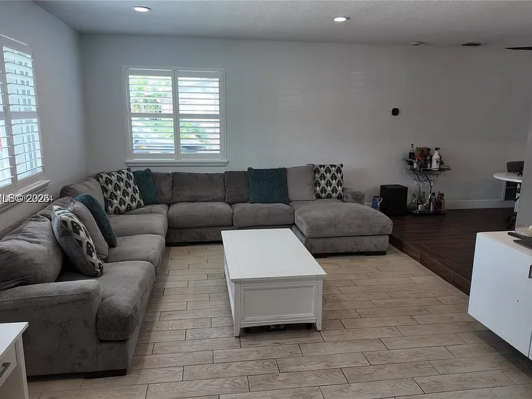 4081 Lake Dr — Photo 4