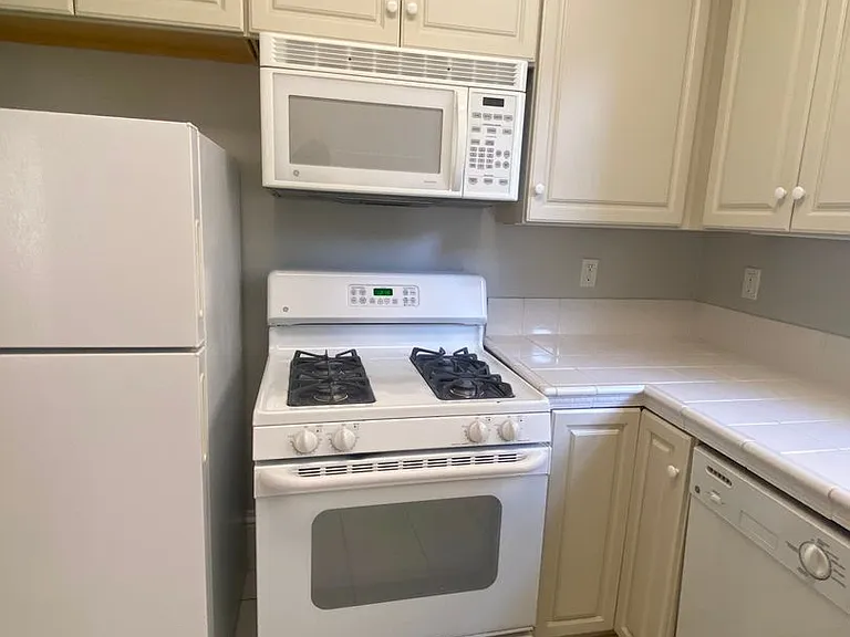 Union-Hyde Apts — Photo 11