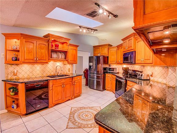 4th image of 528 Glade Ct