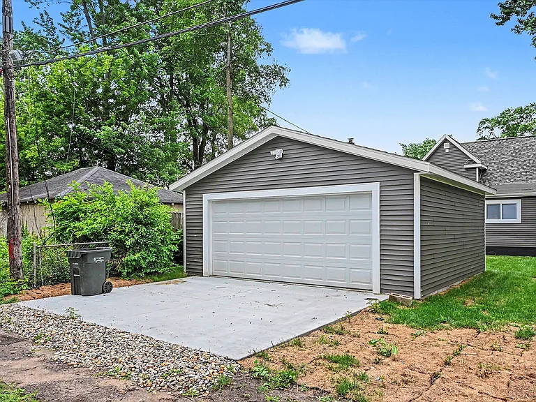 1219 E Madison St — Photo 14