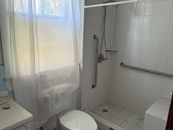 5th image of 606 SE Brown St