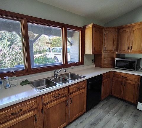 5th image of 324 Meadows Rd