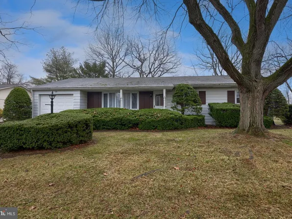 222 Robin Rd, Hershey, PA 17033