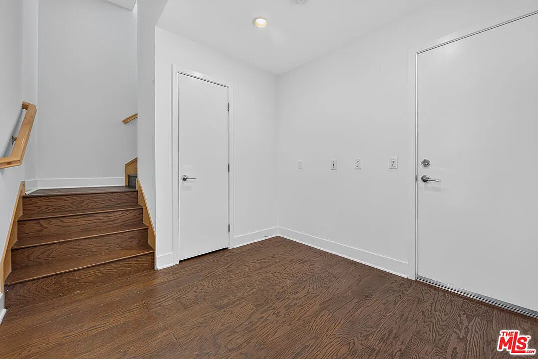 3 bed, 3.0 bath, 1407 sqft, $4,850 — Photo 4