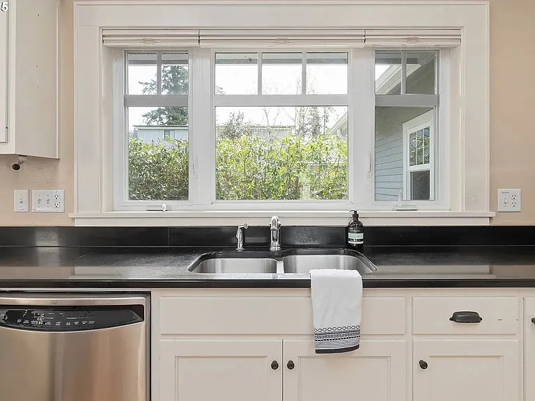 1545 Villard St — Photo 14