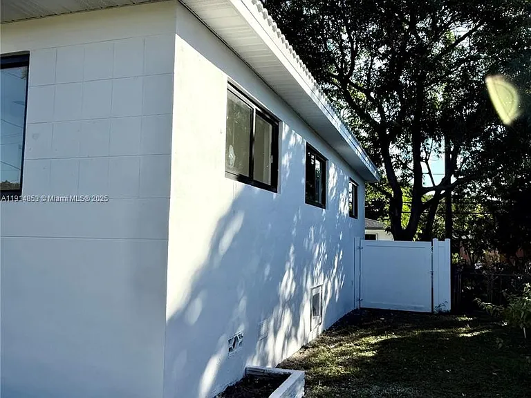 12615 N Miami Ave — Photo 3