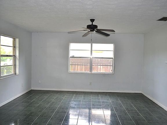 3rd image of 4714 E Poinsettia Ave