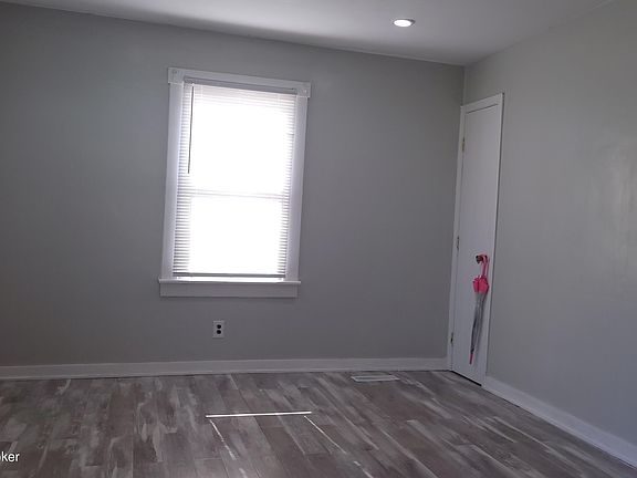 3rd image of 703 W Florence Ave