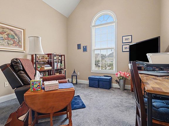 4th image of 302 Stallion Rd