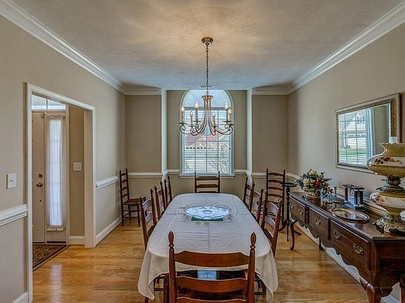 5th image of 3614 Colonial Court Dr