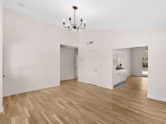 4th image of 9290 Nottingham Dr