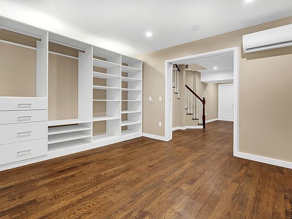 4th image of 420 E 66th St