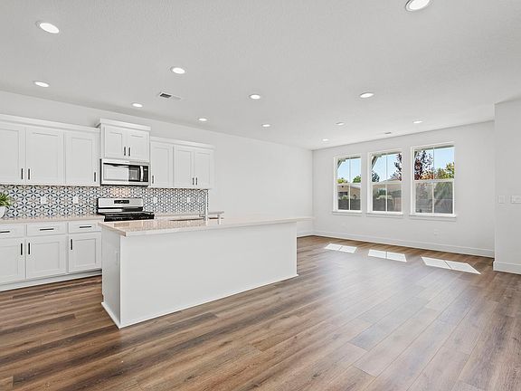 Beautiful entertainers kitchen.