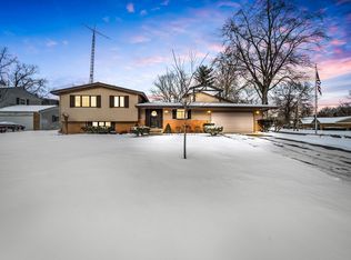 2 Surrey Ln, Elkhart, IN 46514