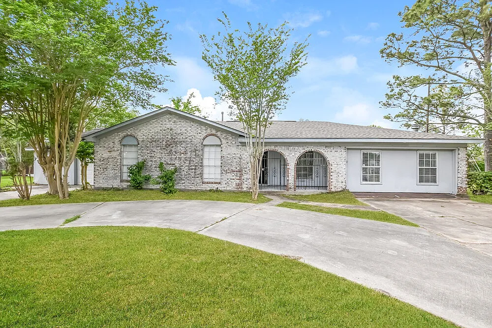 3 bed, 3.0 bath, 2710 sqft, $2,220 — Photo 1