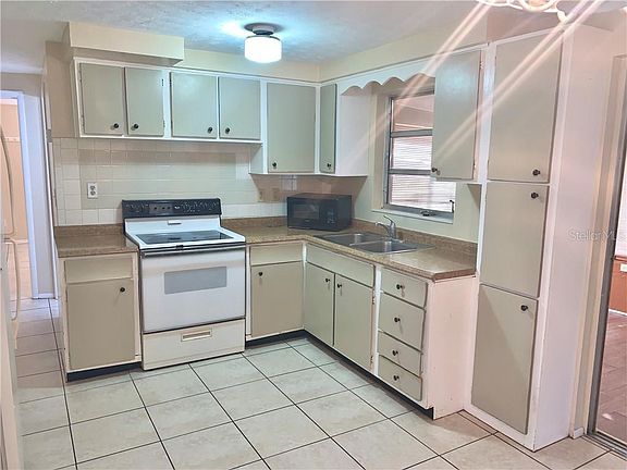 2nd image of 4910 Briar Hill Ct