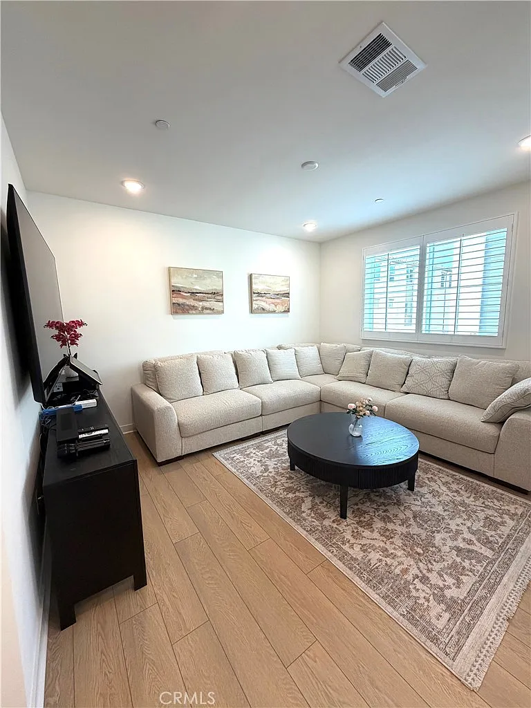 2 bed, 2.5 bath, 1371 sqft, $3,800 — Photo 4
