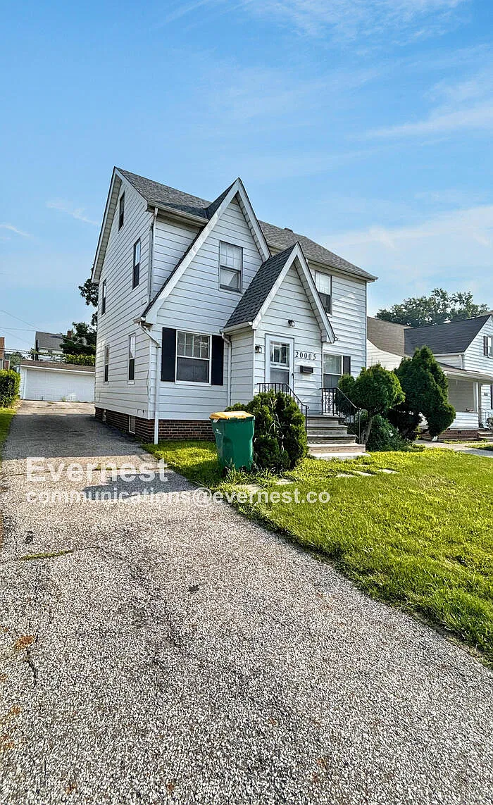 3 bed, 1.0 bath, 1335 sqft, $1,295 — Photo 2