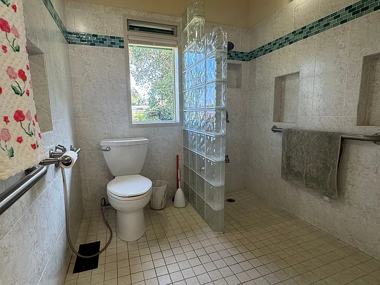 230 Kapualani St — Photo 16