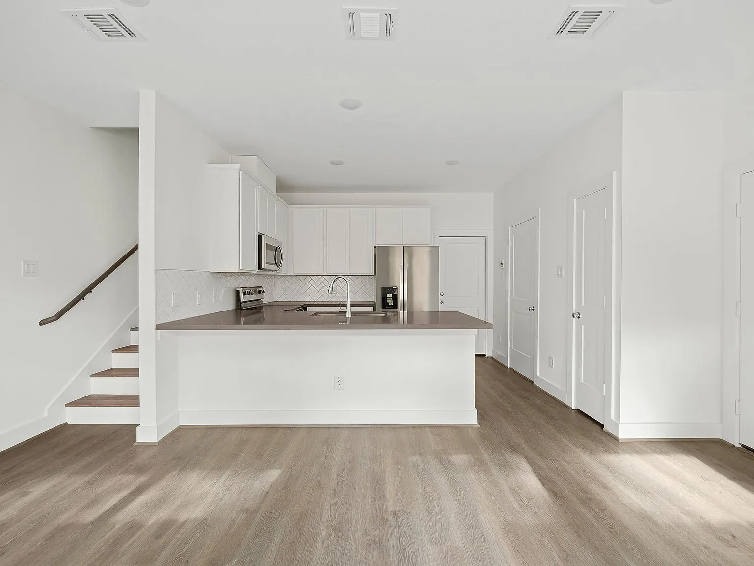 3 bed, 2.5 bath, 1226 sqft, $1,850 — Photo 3