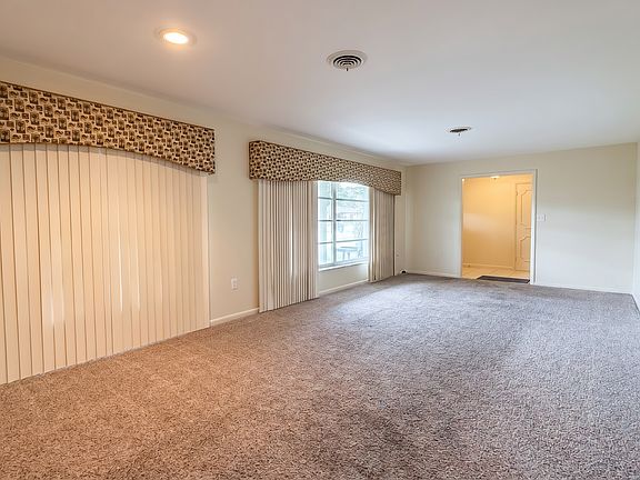5th image of 4007 Greenwood Dr