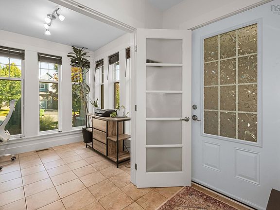 4th image of 212 Capstone Cres