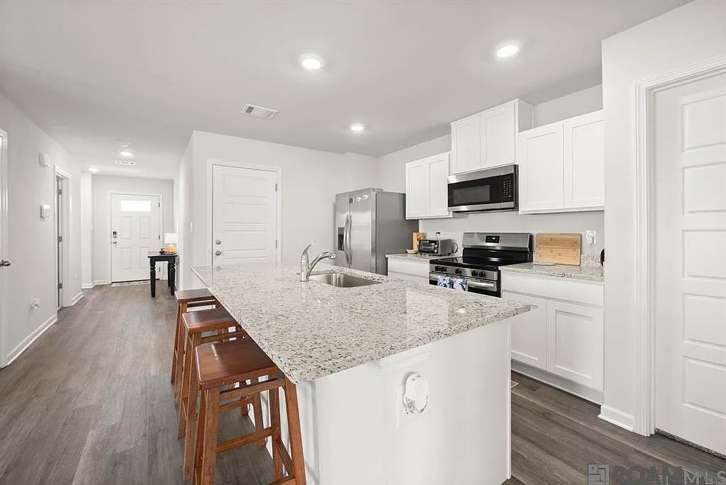 3 bed, 1343 sqft, $2,100 — Photo 4