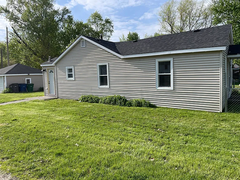 2698 Cass St — Photo 15