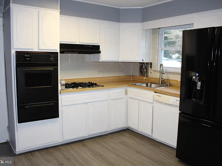 413 Dickinson Rd — Photo 9