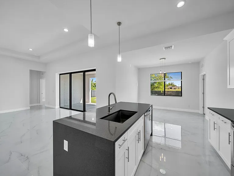 2504 SW 32nd St — Photo 26