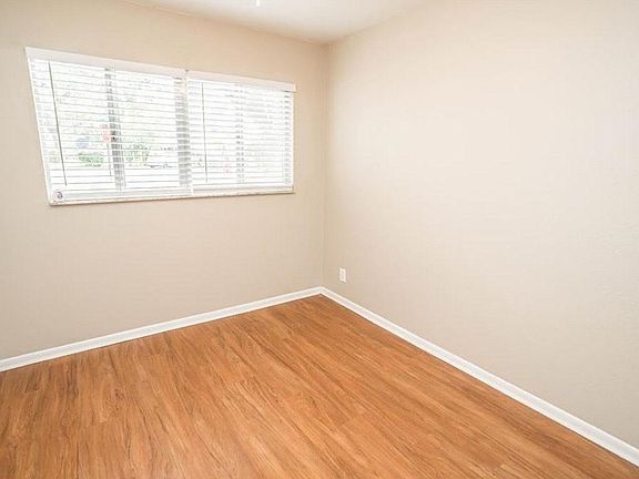 5th image of 805 Hamlin St
