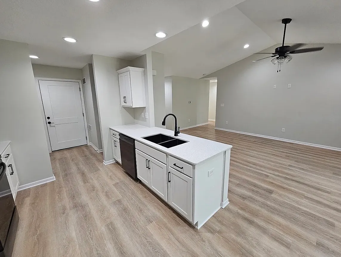 3 bed, 1250 sqft, $2,050 — Photo 2