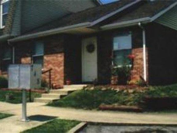 5th image of 748 Main St