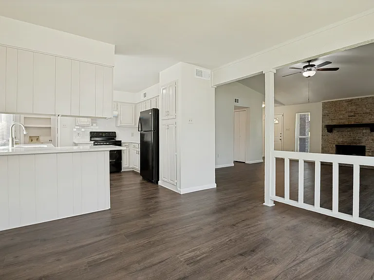 1606 Valley View Ln — Photo 3