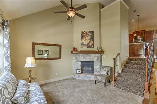 Living Room/Fireplace