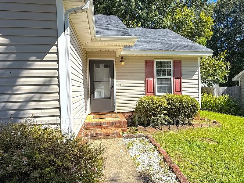 3 bed, 2.0 bath, 1200 sqft, $1,695 — Photo 2