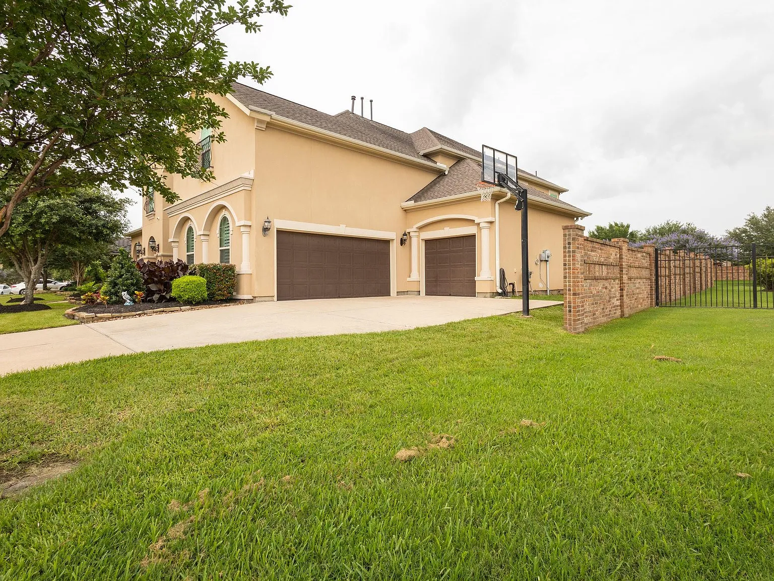 5 bed, 5.5 bath, 4916 sqft, $9,500 — Photo 3