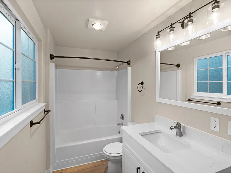 2 Bed 1 Bath - 845 Sq Ft 2 Bed 1 Bath - 845 Sq Ft