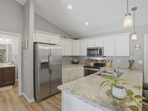 2nd image of 604 Riley Ln
