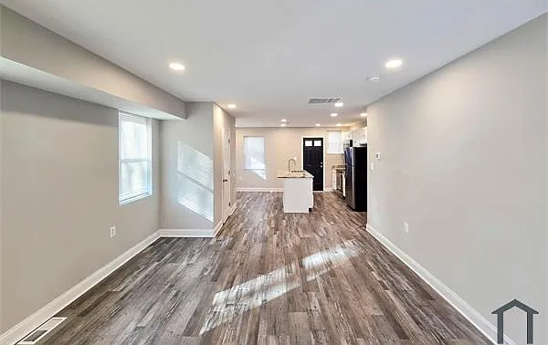 6 bed, 1200 sqft, $5,650 — Photo 1