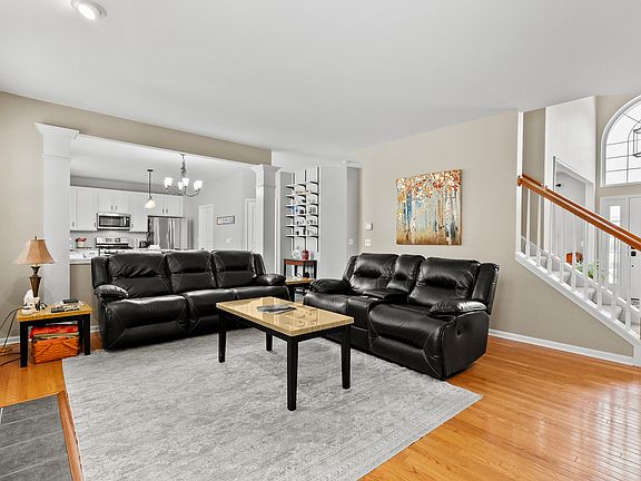 5th image of 1076 Goldfinch Ln