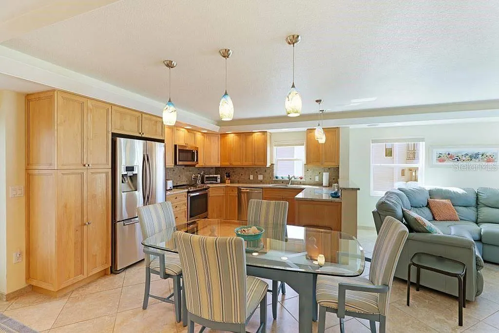 2 bed, 2.0 bath, 1043 sqft, $8,250 — Photo 3