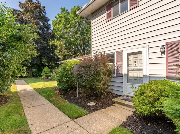 2400 Island Dr #21B, Uniontown, OH 44685