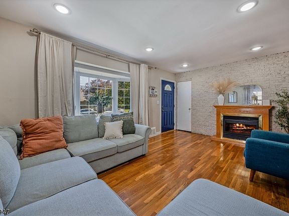 4th image of 14 Farmingdale Ave