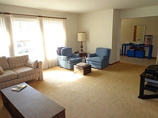 5th image of 410 W Burr Oak Dr