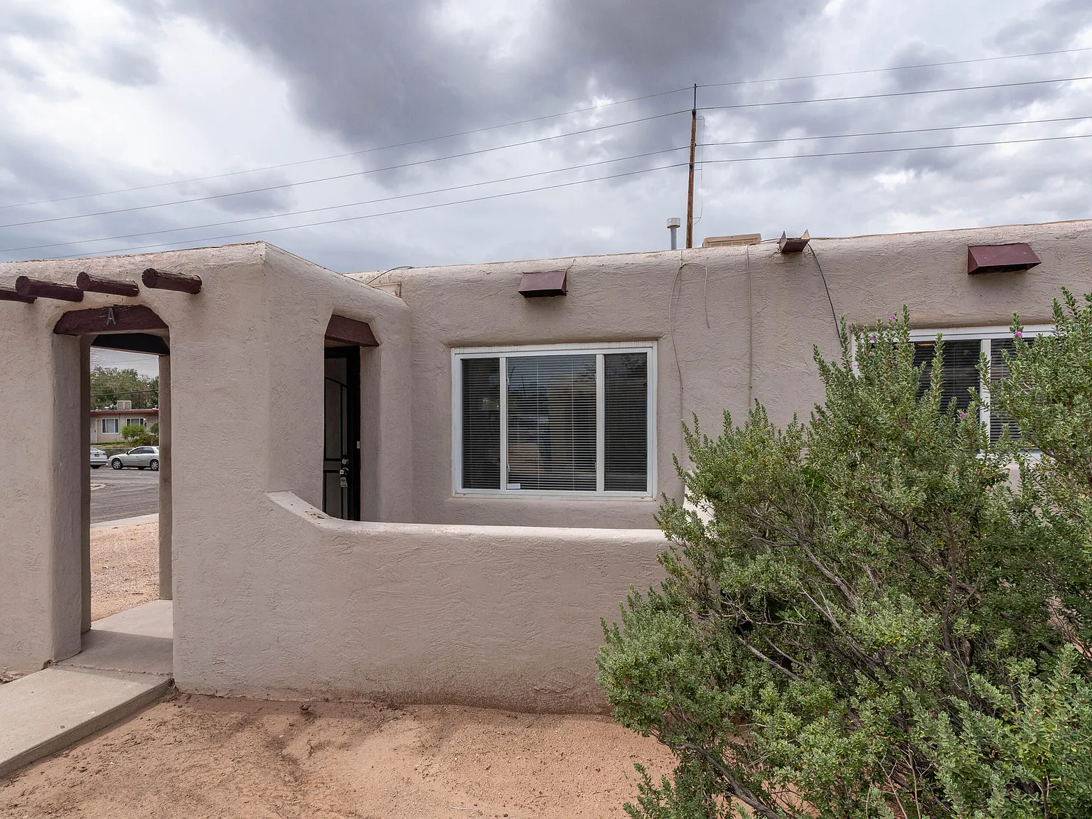 2 bed, 1.0 bath, 750 sqft, $1,050 — Photo 1