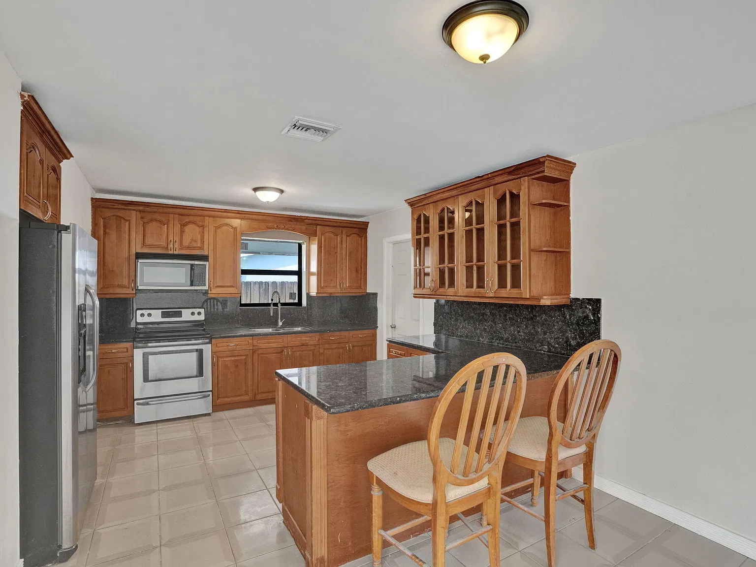 4 bed, 3.0 bath, 1968 sqft, $4,400 — Photo 2