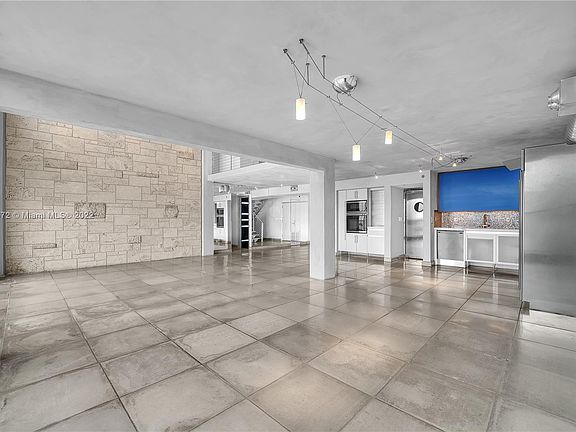 5th image of 801 N Venetian Dr #Penthouse F2